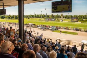 Giornata riservata ai Gentlemen nel venerdì di trotto all’Ippodromo SNAI la Maura di Milano con i premi dedicati all’Associazione Nazionale Azzurri per il progetto WEAUT sull’autismo