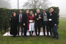 La nebbia ferma le ultime due corse del sabato di galoppo all’ippodromo Snai San Siro ma non Hanting che vince l’edizione milanese del Berardelli